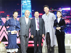 新望董事長羅永輝與著名歌星劉尊老師、汪正正老師、郭津彤老師、主持人雅琪在北京電視臺錄制節目現場親切合影